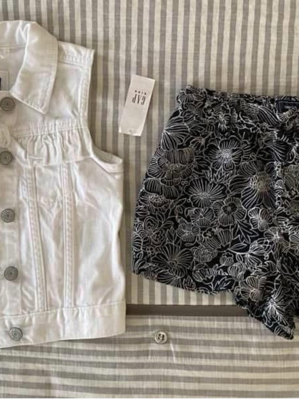 LOT - GAP white denim vest & GAP floral shorts size XS 4/5